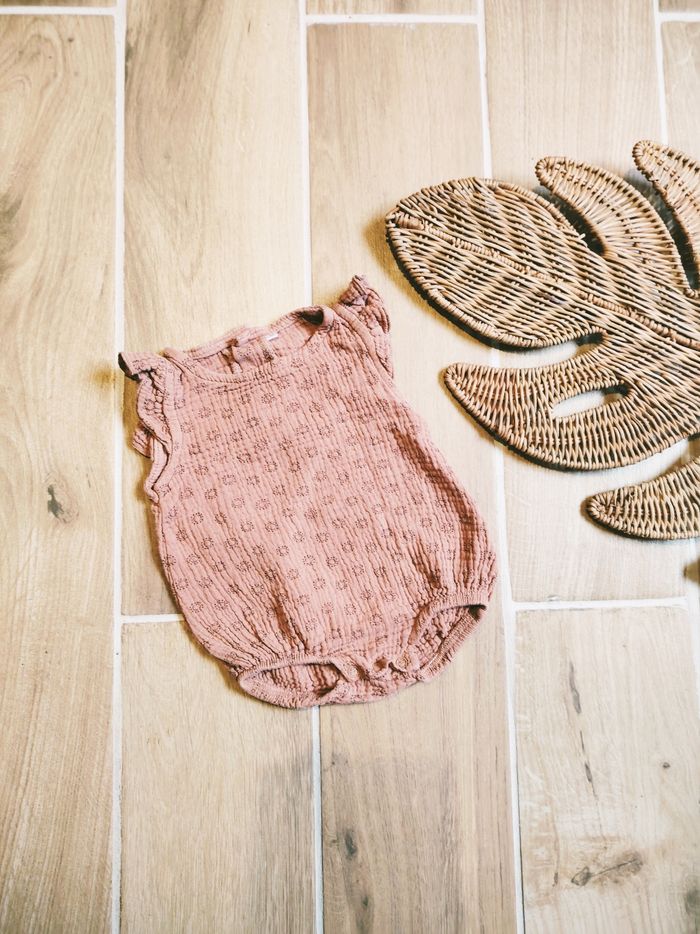 👶Body/barboteuse marron clair style gaze de coton - Taille 6 mois