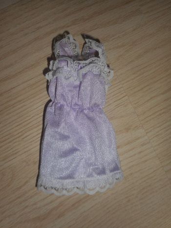 Robe mauve bordée de dentelle Barbie