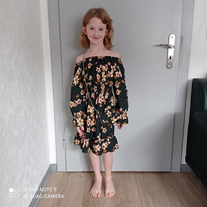 Robe vert foncé à fleurs 8ans