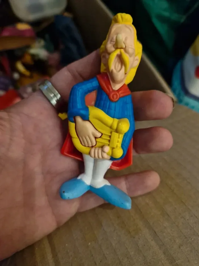 Lot 3 figurines Asterix + 7 pins - photo numéro 3