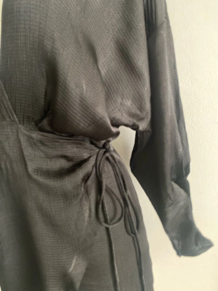 Robe satiné noir décolleté plongeant XS - photo numéro 2