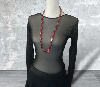 Long sautoir perles fantaisies rouge bordeaux irisées sur ruban