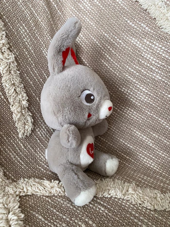 Peluche doudou 20cm Gispy lapin gris et rouge coeur love parfait état - photo numéro 2