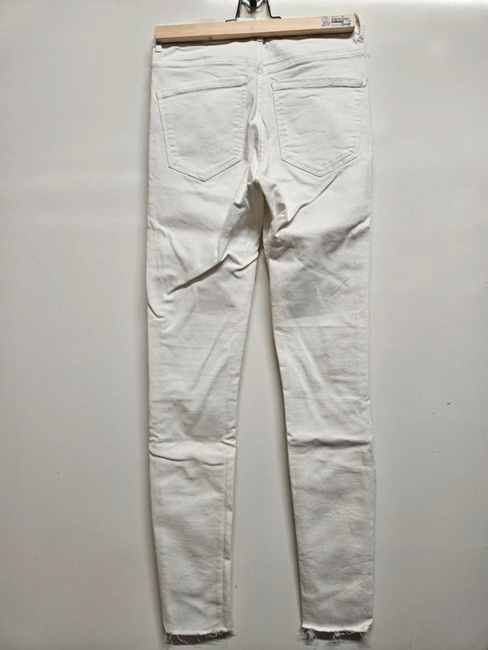 Jean blanc troué - photo numéro 3