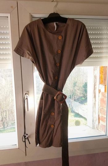 Robe blanche porte
