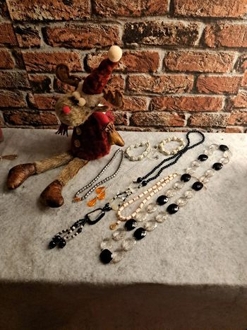 Lot de bijoux multicolore noir blanc