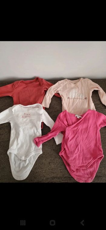 4 bodys manches longues.