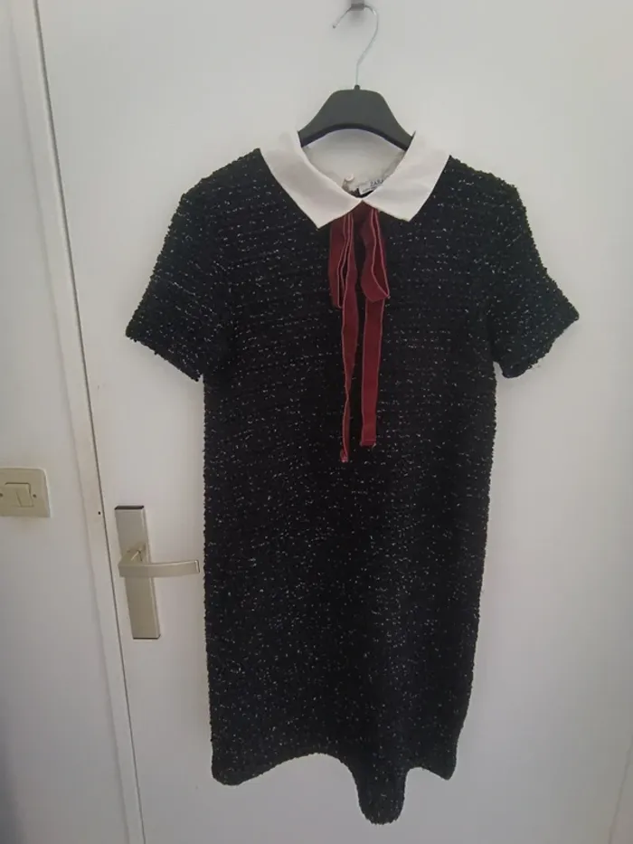 Robe noire à mailles brillants argentés col claudine noeud en velours Zara Taille S En très bon état - photo numéro 2