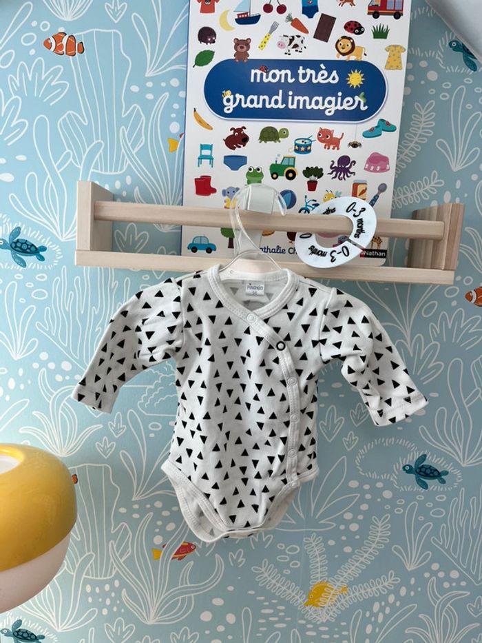 Body bébé Pinokio 1 mois – manches longues – motif noir & blanc