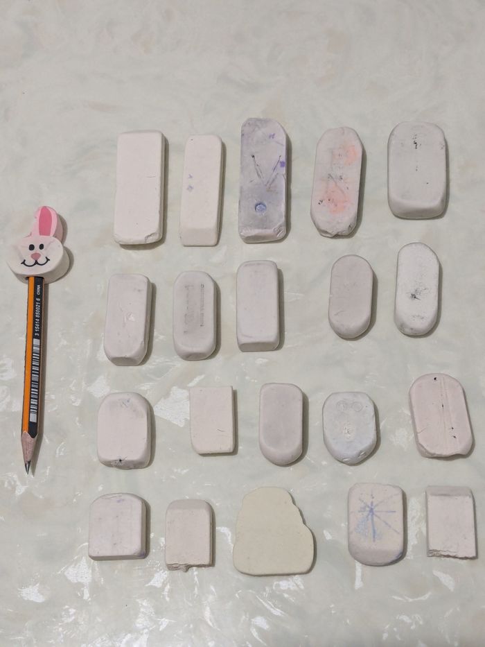 Lot de 21 gommes déjà utilisées. - photo numéro 2