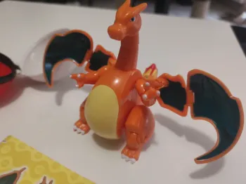 Figurine dracaufeu avec pokeball 11x16cm