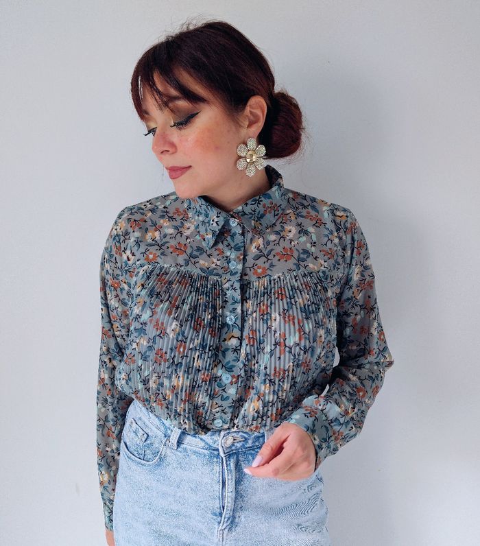 Chemise voilage fleurie bleu gris tendance romantique moderne Marque By Izea Taille 38 M - photo numéro 2