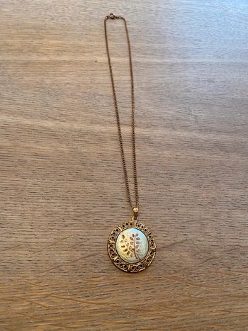 Collier médaillon en laiton ouvragé émail nacré