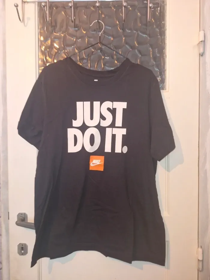 T-shirt noir imprimé • Just Do It - photo numéro 2