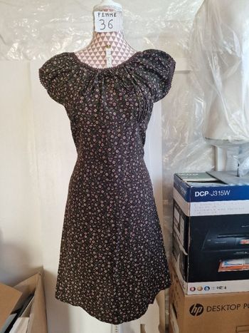 Robe 👗, mi longue, marron à fines fleurs crème, se porte tel quel ou épaules dénudé, en polyester,