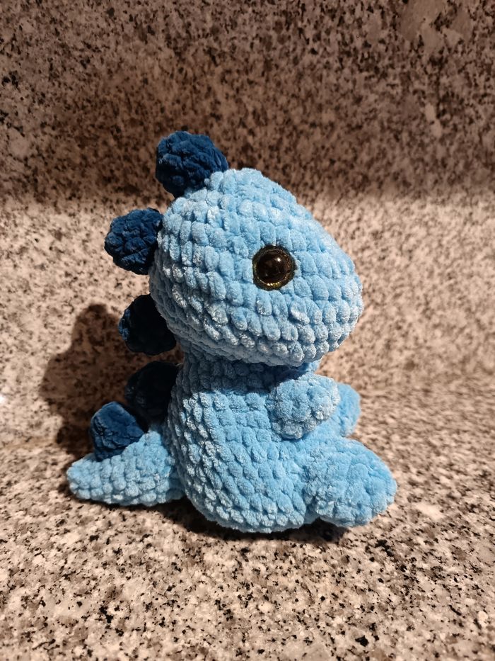 Magnifique peluche en forme de dinosaure au crochet - photo numéro 2