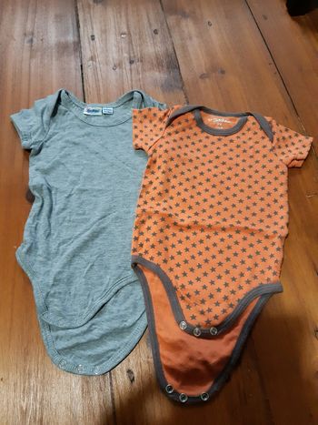 Lot 2 bodys mixte bébé fille garçon 9 mois gris etoiles orange