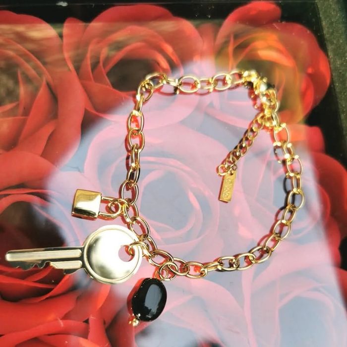 Bracelet mailles larges réglable acier inoxydable or breloques xl clef cadenas perle noire - photo numéro 3