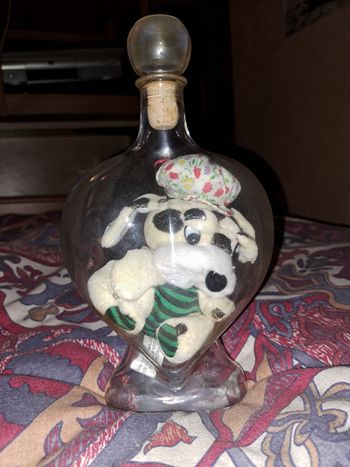 Bouteille avec peluche chien