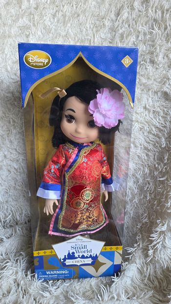 Poupée disney animator it's a small world Chine disney store - disneyland paris (prévoir chargement de pile)