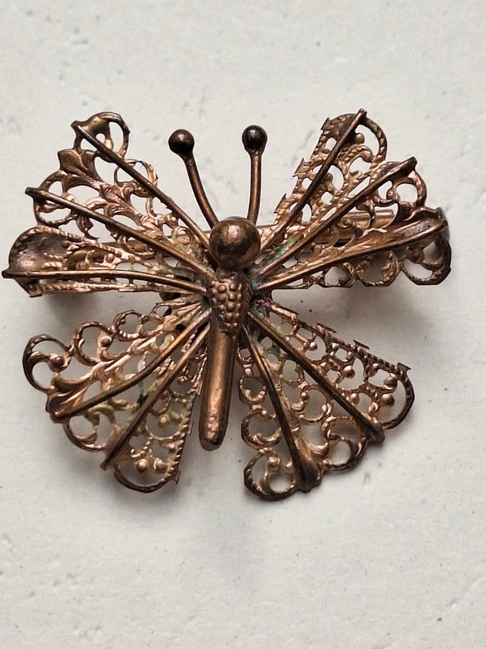 Broche papillon vintage dorée, métal ajouré, bijou ancien raffiné, accessoire rétro élégant - photo numéro 3