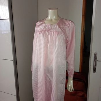 Chemise de nuit / Robe de maison vintage rose satinée taille 36/38