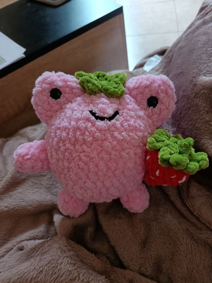 Peluche en forme de grenouille tenant une fraise - photo numéro 3