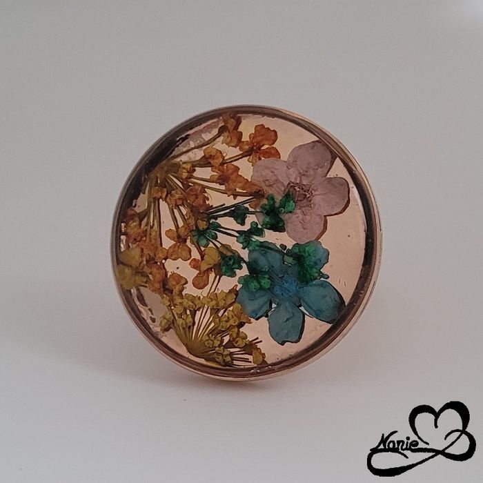 Bague ajustable ronde rosée dorée avec des fleurs séchées colorées - photo numéro 2