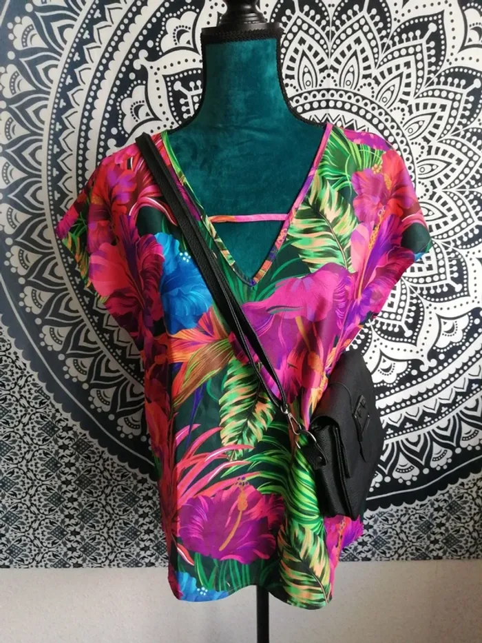 Tee-shirt blouse fushia à motifs tropicaux col v / emery rose / (S)