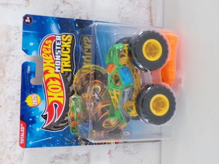 Monster trucks - Hot Wheels - Totaled (J24)