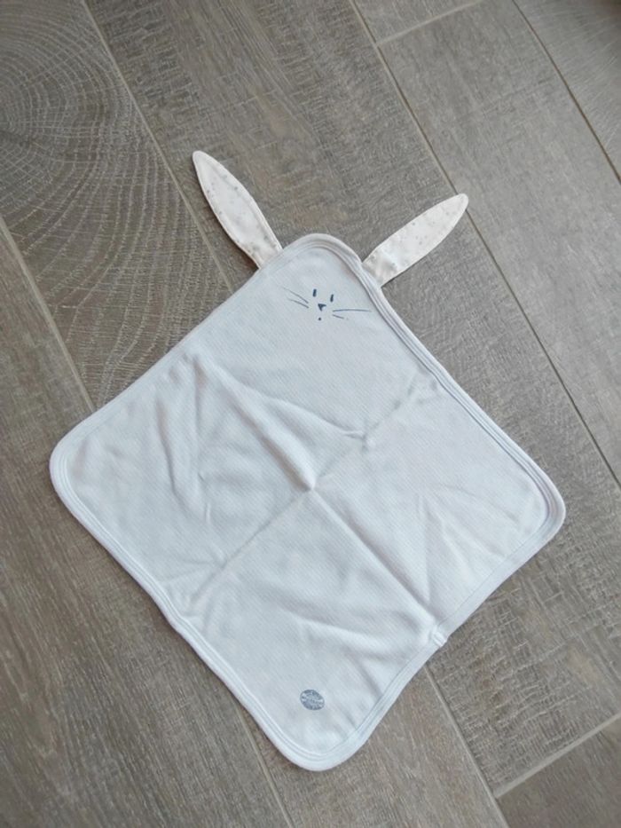 Doudou lapin bleu ciel et blanc à rayures Petit Bateau
