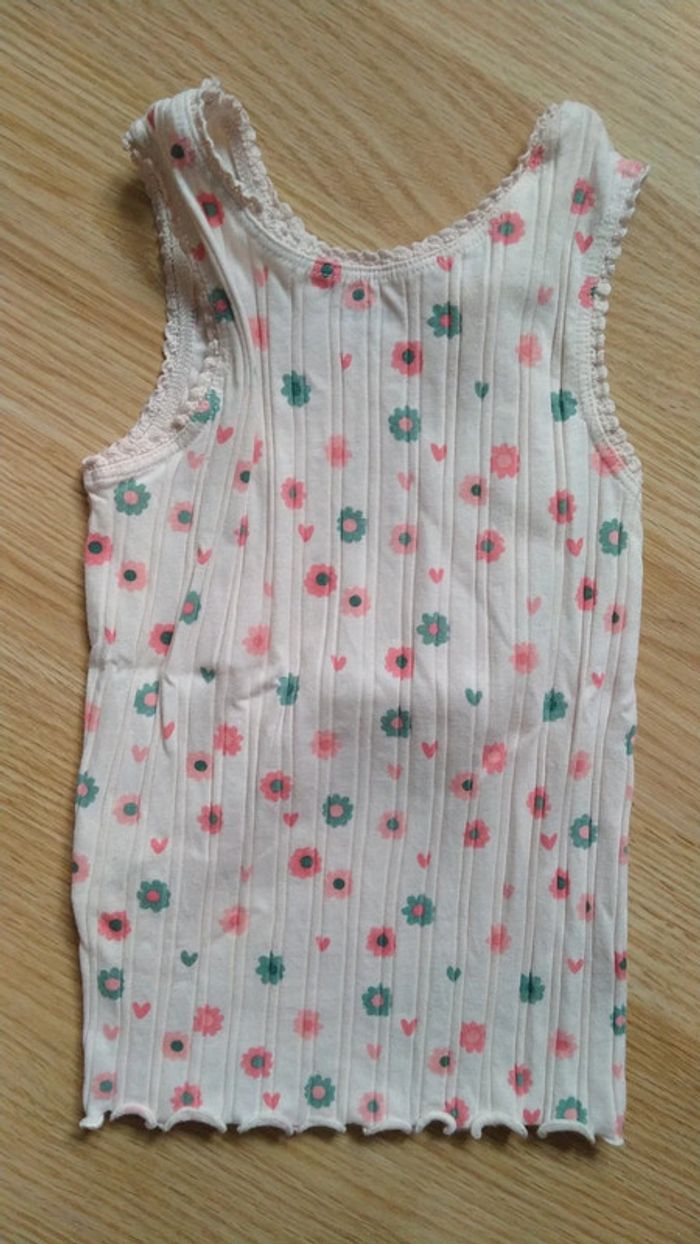 Débardeur beige a fleurs. Filles. Neuf. Kiabi.
Taille 4 ans - photo numéro 5
