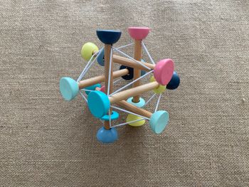 Hochet de motricité multicolore pastel en bois