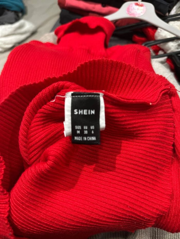 Petit pull rouge a col rouler shein taille S - photo numéro 3