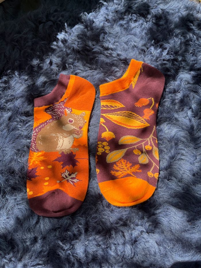 Chaussettes basses automnales – écureuil & feuillage
