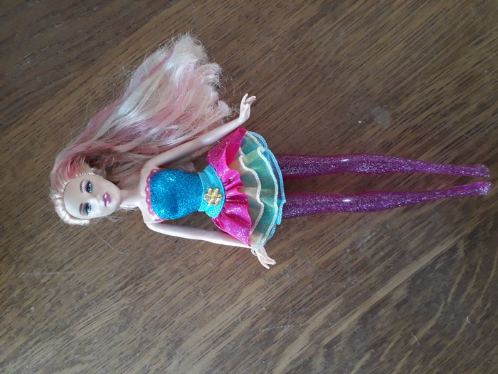 Poupée Barbie haut bleu  jupe multicolore 2009