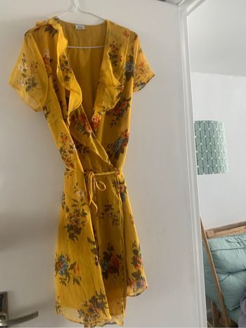 Robe jaune à fleurs