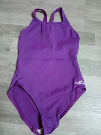 Maillot de bain fille une pièce 10 ans marque nabaiji très bon état