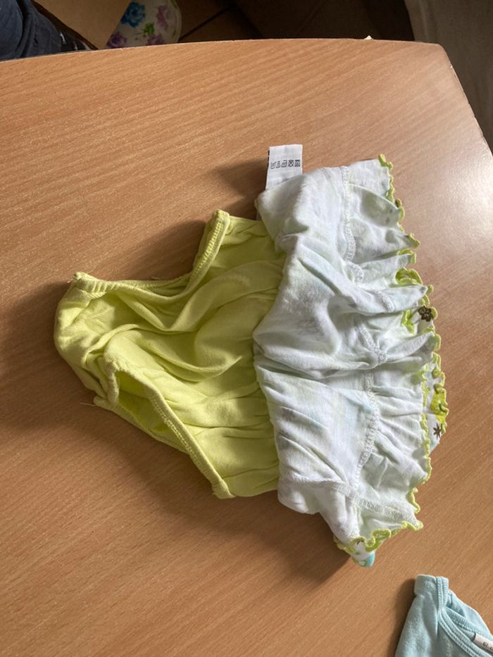 Lot de 2 Jupes à fleur de marque mini adelie taille 6mois - photo numéro 4