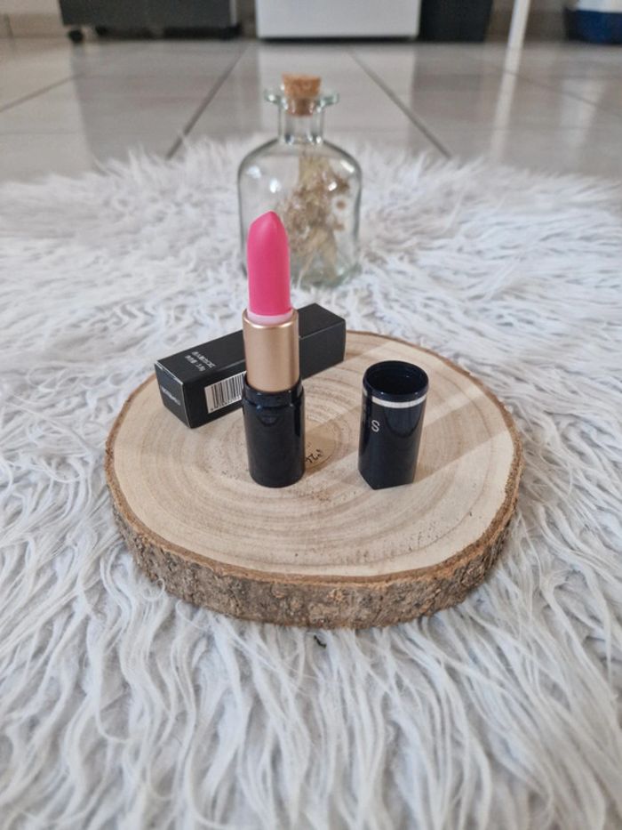 Rouge a lèvres rose neuf