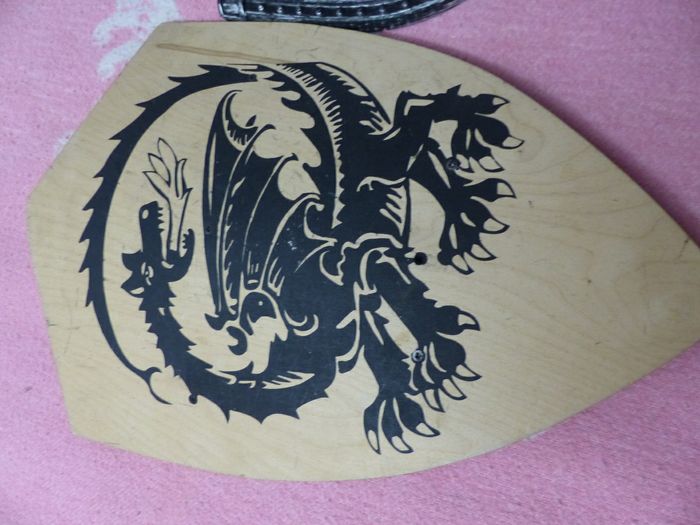 Lot 2 boucliers 1 épée 1 hache