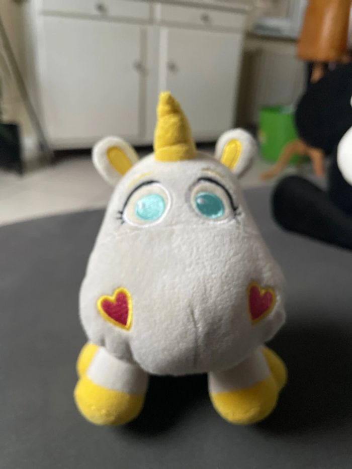 Peluche licorne bouton d’or Disney Pixar