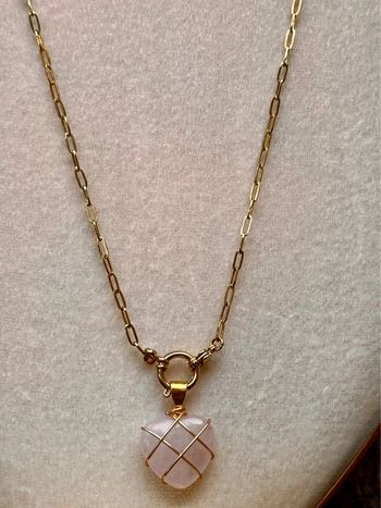 Collier mailles larges fermoir bouée pendentif jade rose habaha Paris