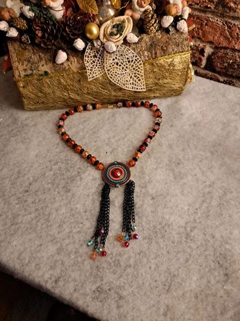 Collier orange et noir avec médaillon