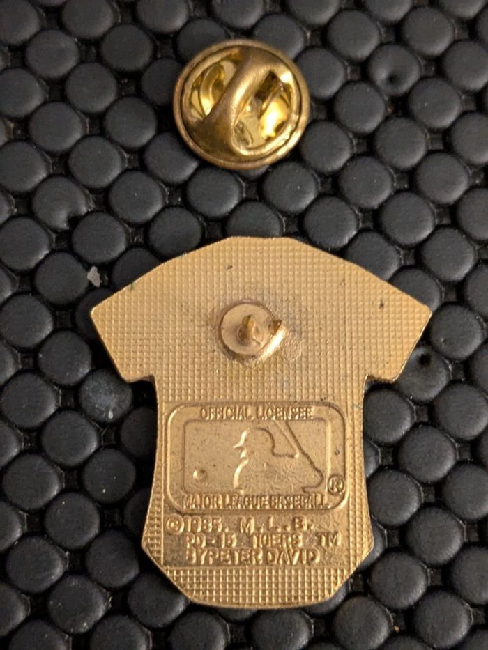 Pin's Maillot Baseball Tigers Detroit USA officiel - photo numéro 2