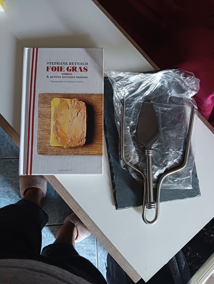 Ensemble livre sur le foie gras et son ardoise accessoires de découpe , spatule pour servir neuf