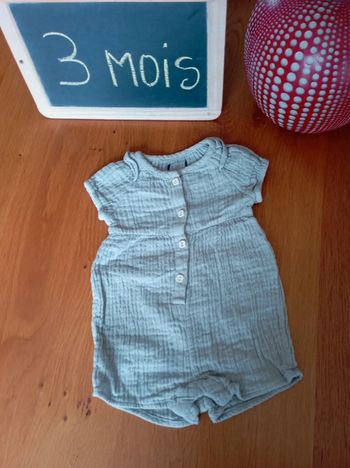 Combishort taille 3 mois en très bon état