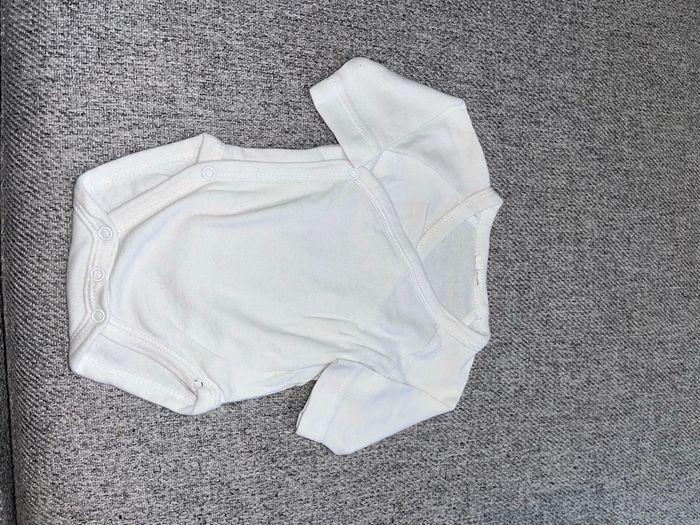 Lots de 2 bodies et 1 bonnet MIXTE taille naissance - photo numéro 2