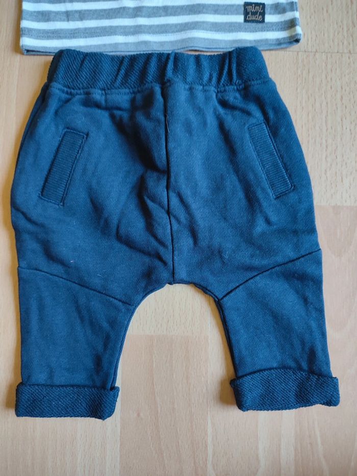 Lot tenue neuve pantalon + t-shirt manches longues col tunisien Kiabi en 1M - photo numéro 3