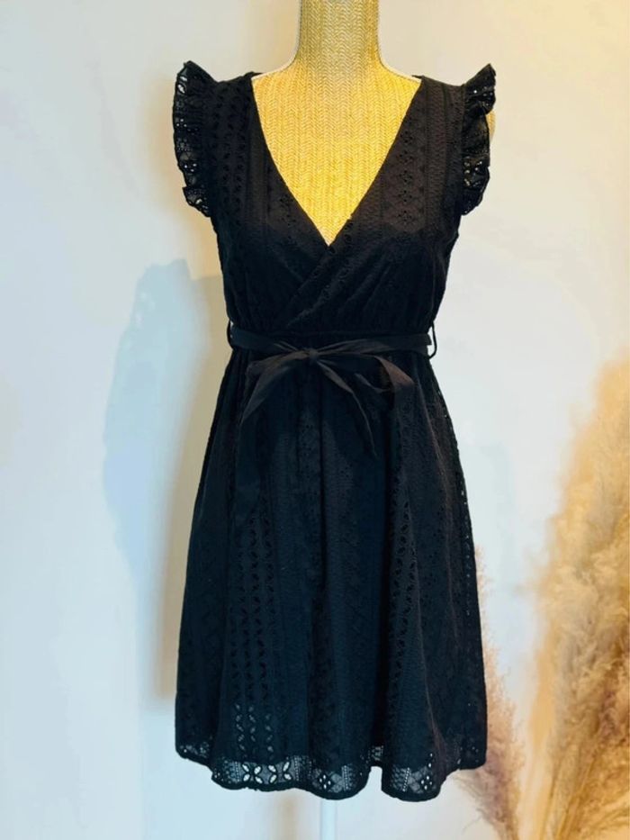 Élégante robe noire en broderie anglaise T38/40 - photo numéro 2